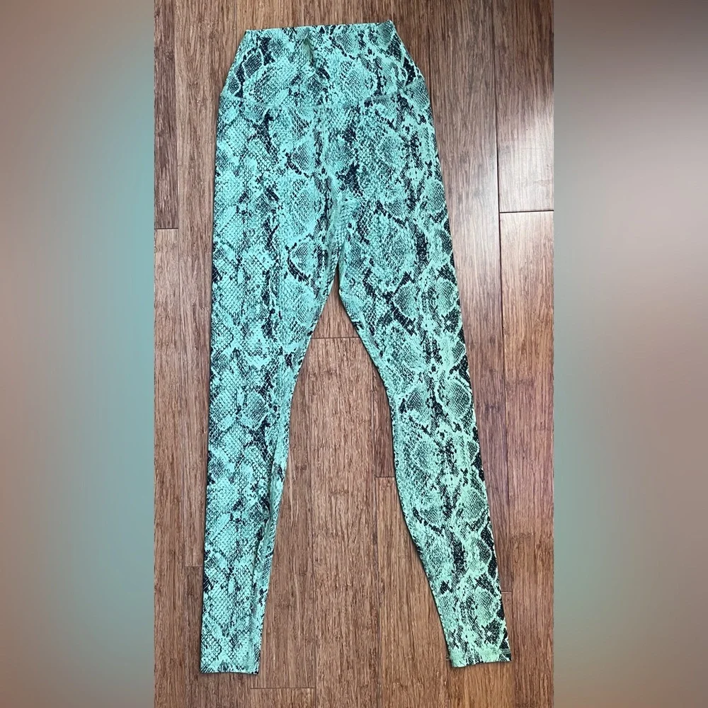 Alo Yoga Snakeskin Vapor Legging Green size XS. 1569